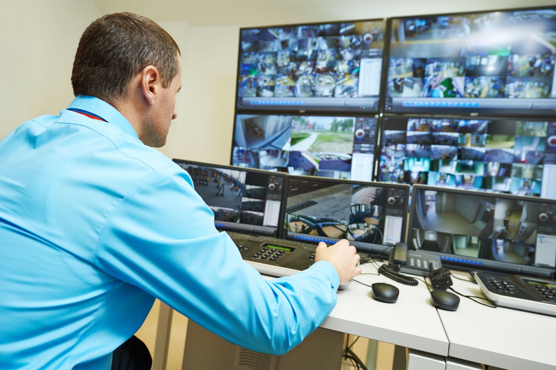 How can chefs handle technical issues or interruptions during a live streaming demonstration?